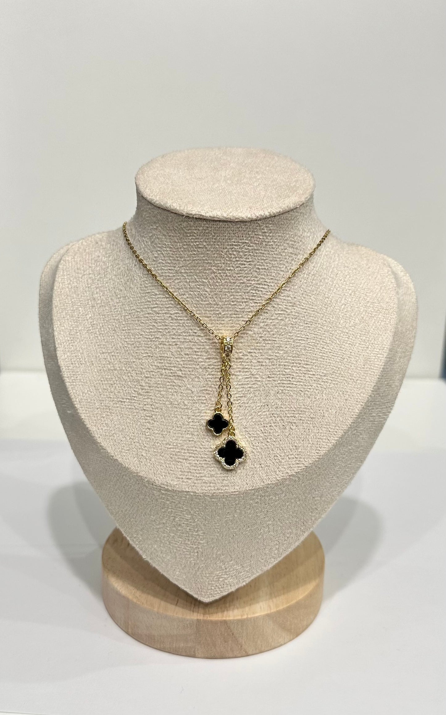 Collier doré – Élégance Noire