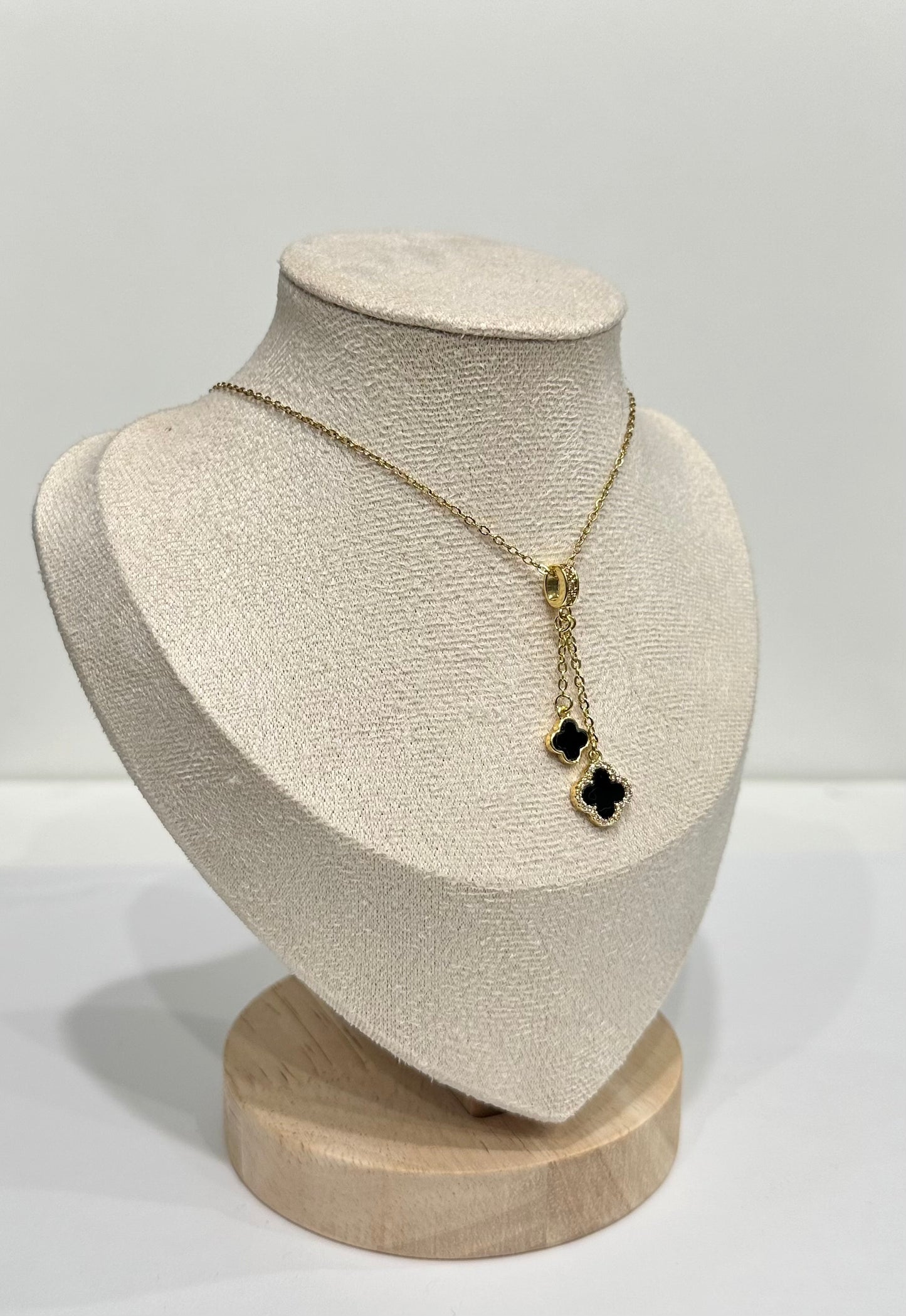 Collier doré – Élégance Noire