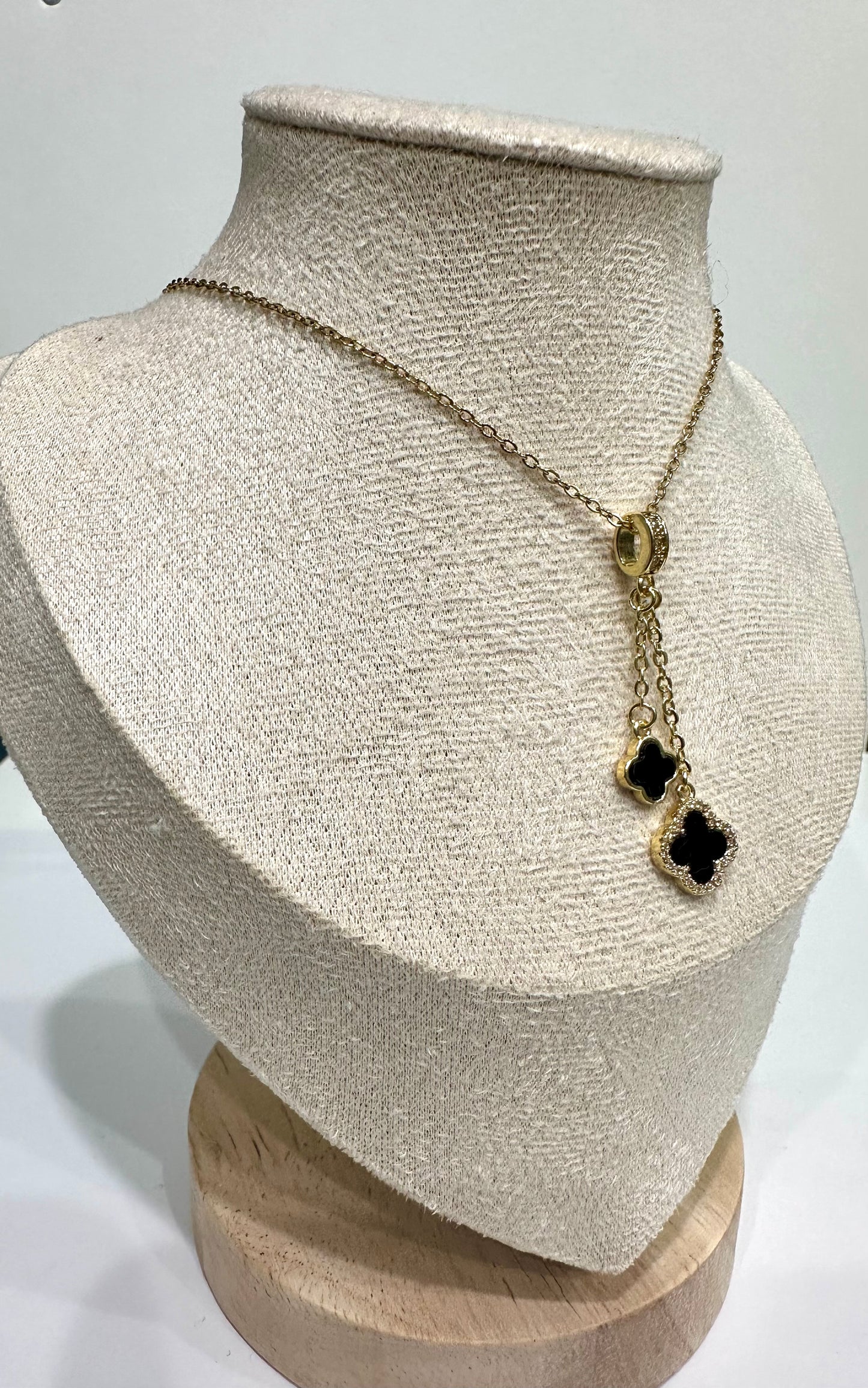 Collier doré – Élégance Noire