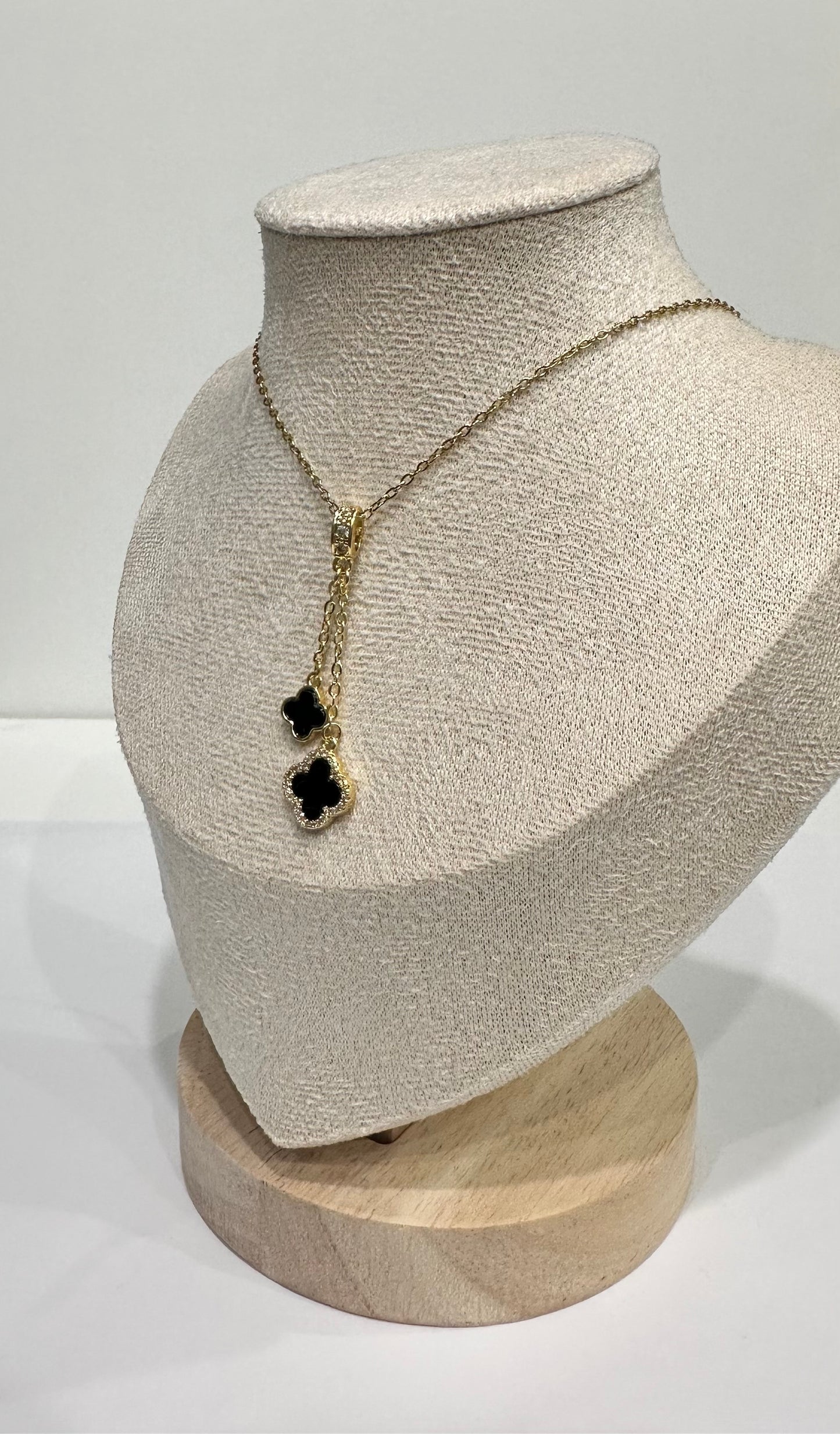 Collier doré – Élégance Noire