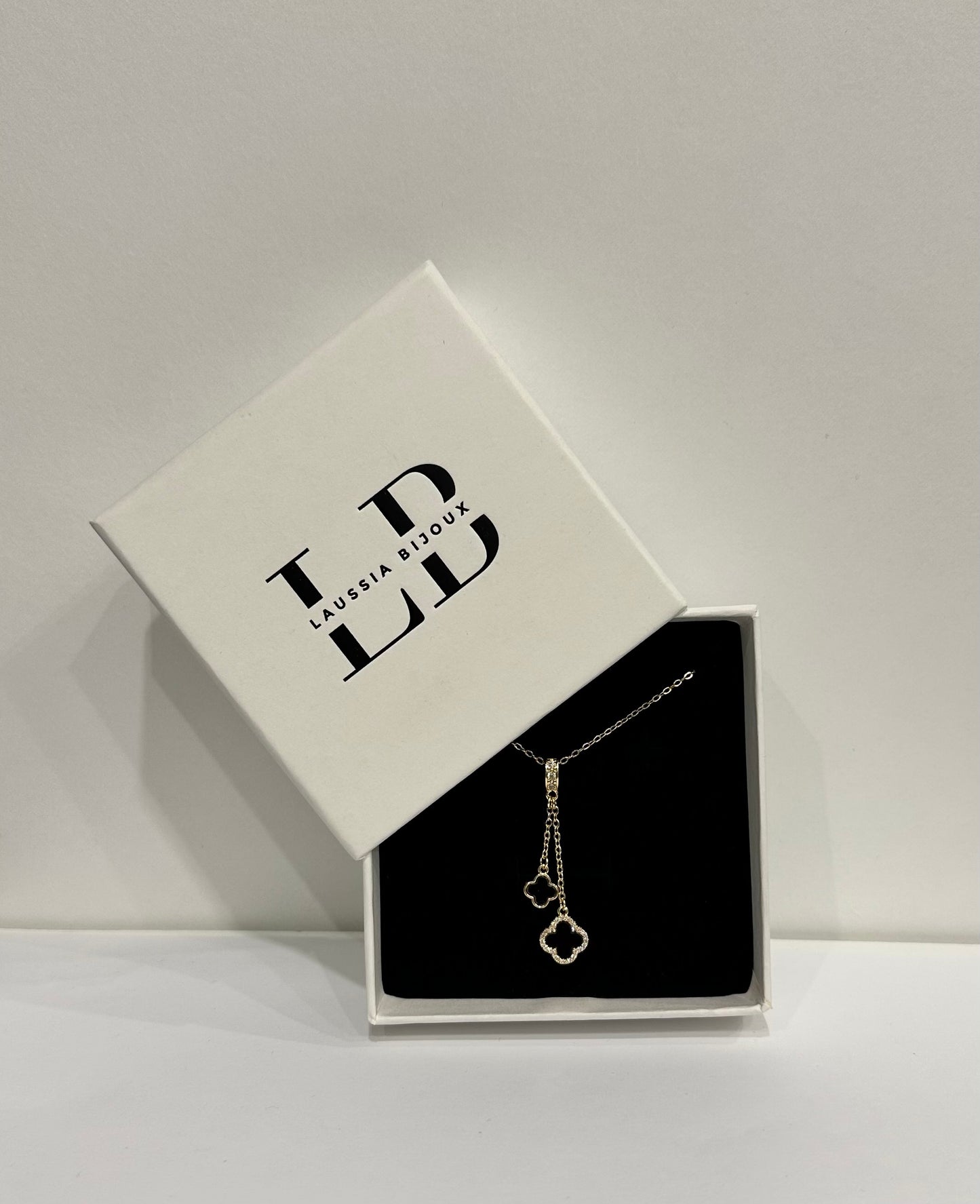 Collier doré – Élégance Noire