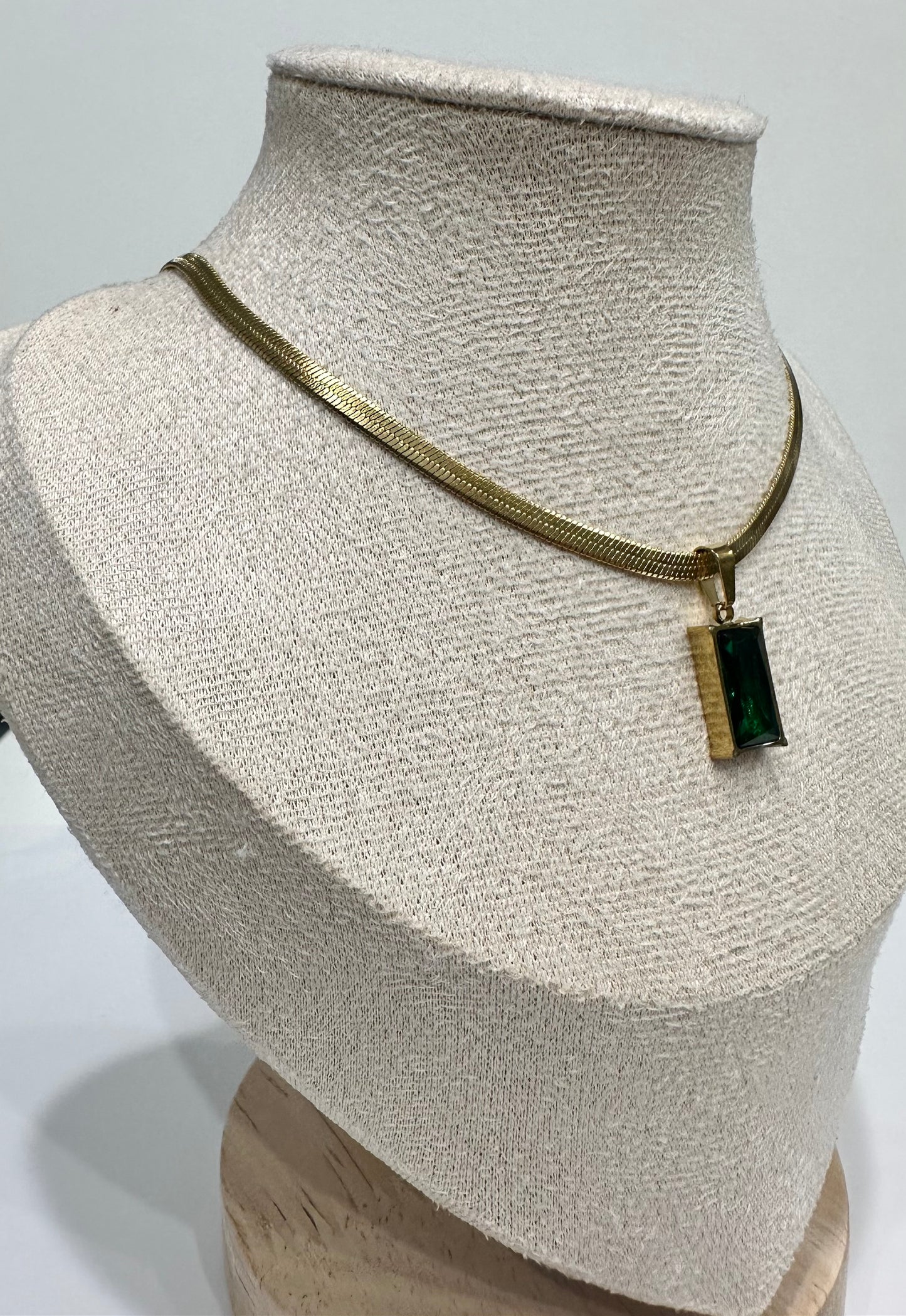 Collier doré – Emerald Glow